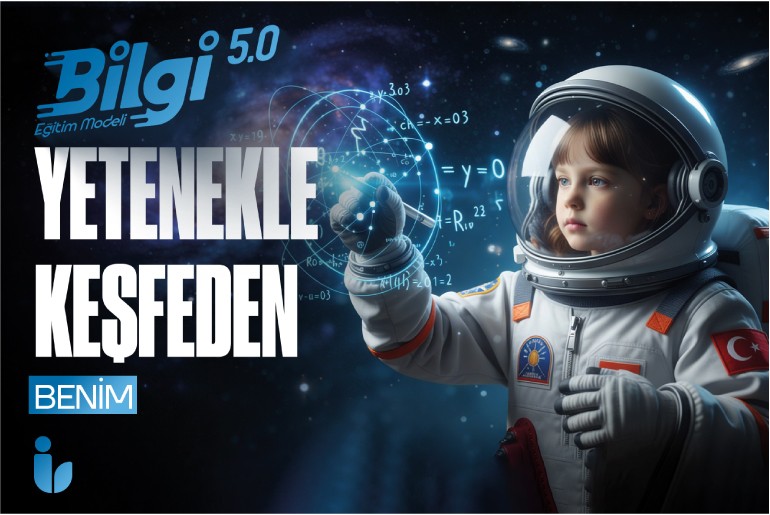 Bilgi Eğitim Modeli 5.0 kapsamında, Türk bayrağı armalı astronot kıyafeti giyen bir kız çocuğu, uzay boşluğunda ışıklı kalemle matematiksel formüller ve atom modelleri çiziyor. Arka planda galaksi teması ve 'Yetenekle Keşfeden Benim' yazısı yer alıyor.